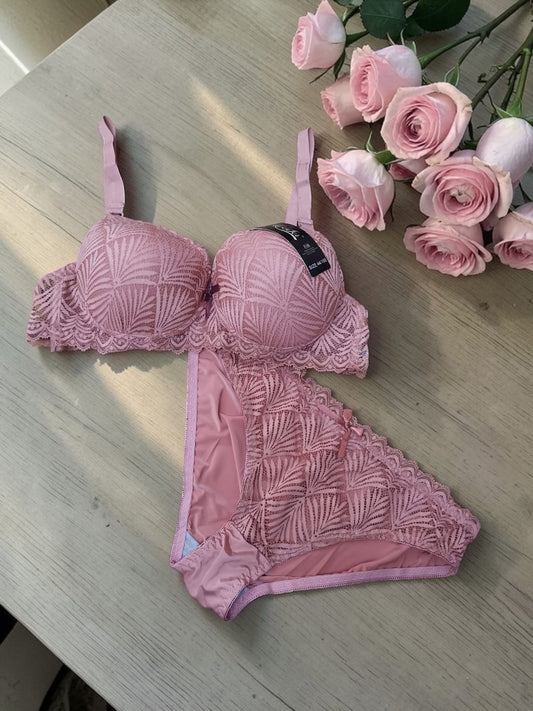 طقم عرايسي دانتيل بوش 4 اطقم