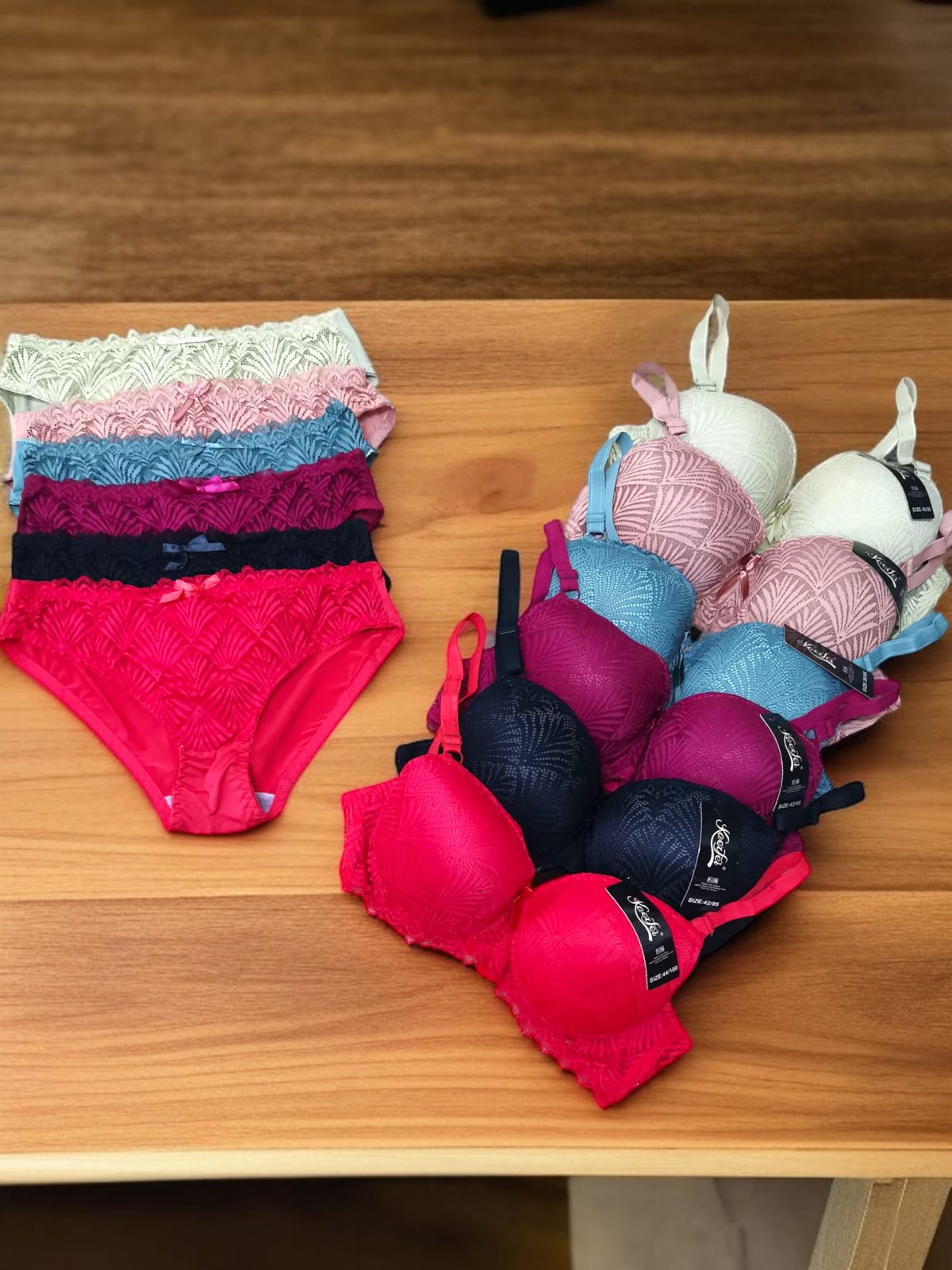 طقم عرايسي دانتيل بوش 4 أطقم