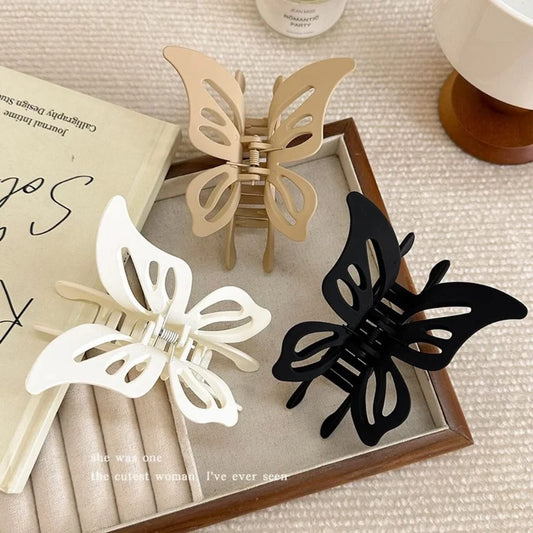 مشبك شعر على فراشة